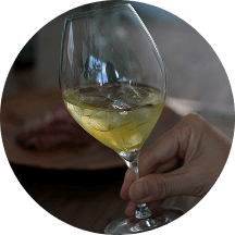 グラスを手で包むと、香りがたちます。